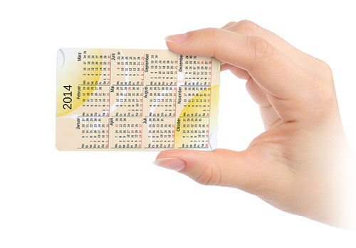 Kalenderkarte in Hand gehalten, Gelb mit dem Kalender des Jahres 2014